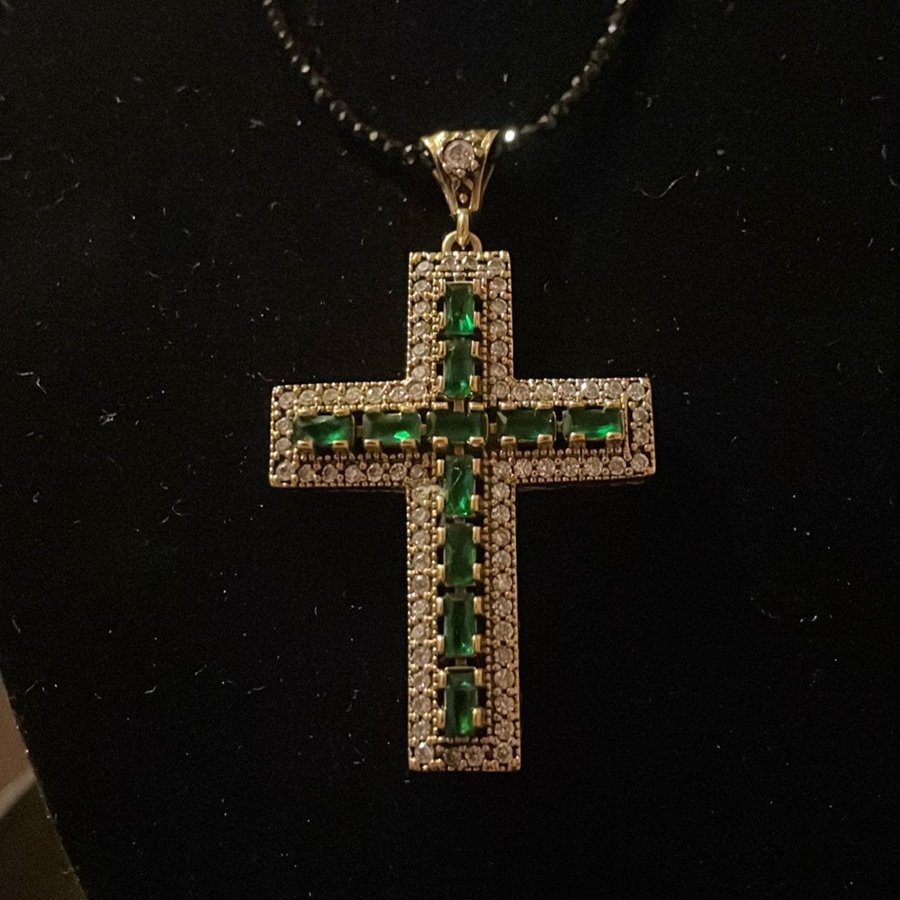 Silver chain set with emerald stones